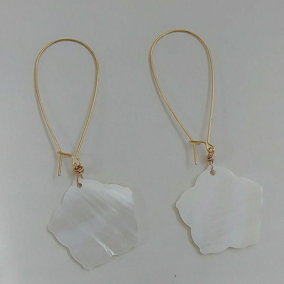 🛑SOLDlumeria Hibiscus Flower Dangle Earring - Picture 6 of 8